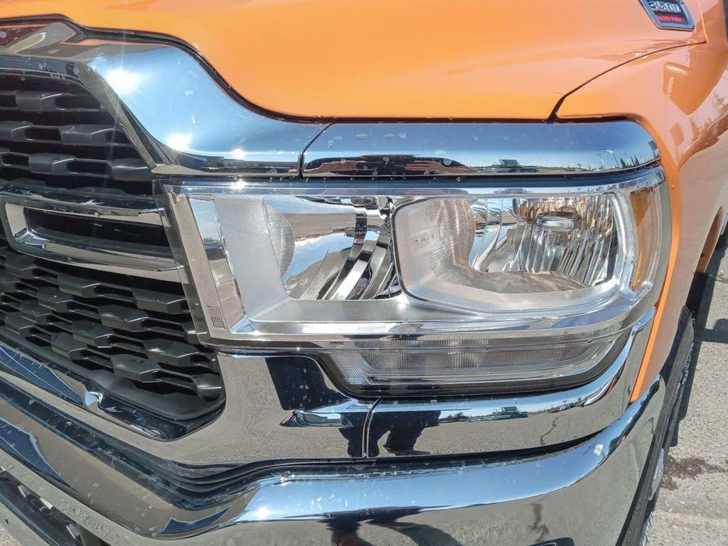 2024 Ram 3500 BIG HORN IN OMAHA ORANGE EQUIPPED WITH A 6.7L CUMMINS HO TURBO DIESEL I6 , 4X4 , 6SPD AISIN HD AUTO , 12INCH W/NAV , ALPINE AUDI-7