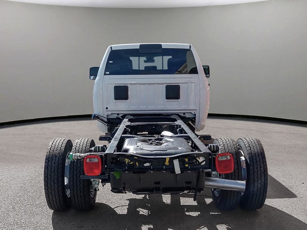 2024 Ram 5500 Chassis SLT IN BRIGHT WHITE EQUIPPED WITH A 6.7L CUMMINS TURBO DIESEL I6 , 4X4 , 6SPD AISIN HD AUTO , BACKUP ALARM , 8.4INCH TOUCHSCREEN-4