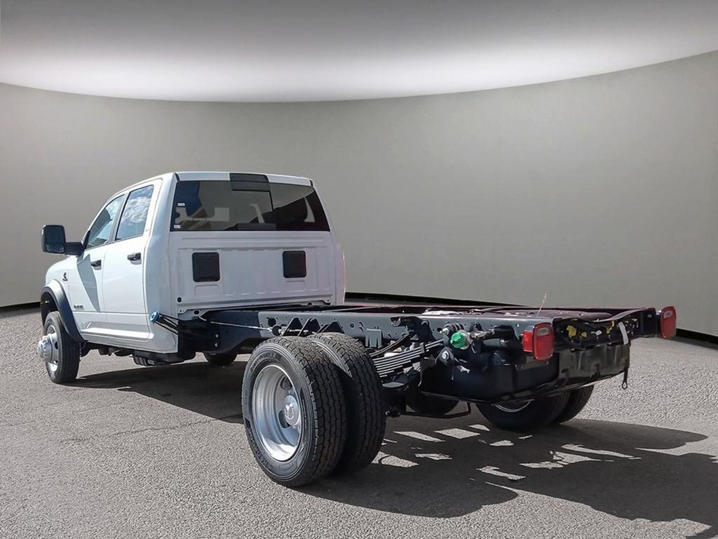 2024 Ram 5500 Chassis SLT IN BRIGHT WHITE EQUIPPED WITH A 6.7L CUMMINS TURBO DIESEL I6 , 4X4 , 6SPD AISIN HD AUTO , BACKUP ALARM , 8.4INCH TOUCHSCREEN-3