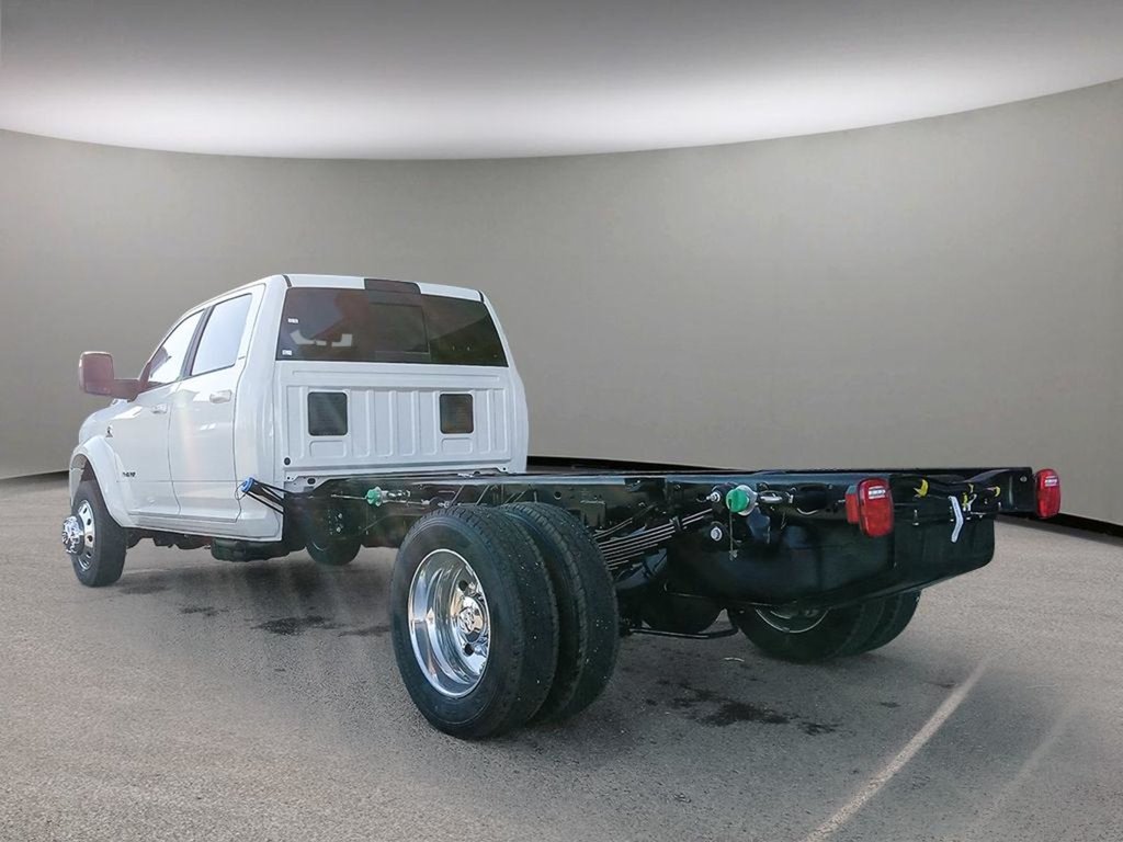 2024 Ram 5500 Chassis LARAMIE IN PEARL WHITE EQUIPPED WITH A 6.7L CUMMINS TURBO DIESEL I6 , 4X4 , 6SPD AISIN HD AUTO , 19INCH RIMS , LARAMIE LVL 1 , E-3