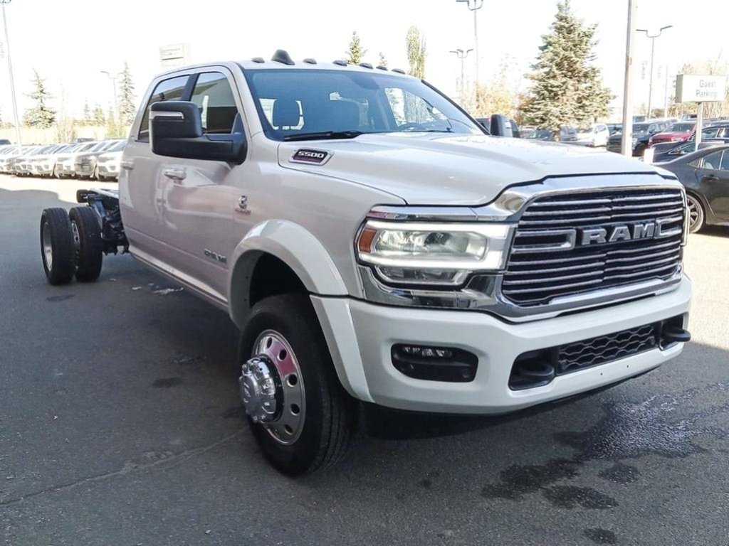 2024 Ram 5500 Chassis LARAMIE IN PEARL WHITE EQUIPPED WITH A 6.7L CUMMINS TURBO DIESEL I6 , 4X4 , 6SPD AISIN HD AUTO , 19INCH RIMS , LARAMIE LVL 1 , E-5
