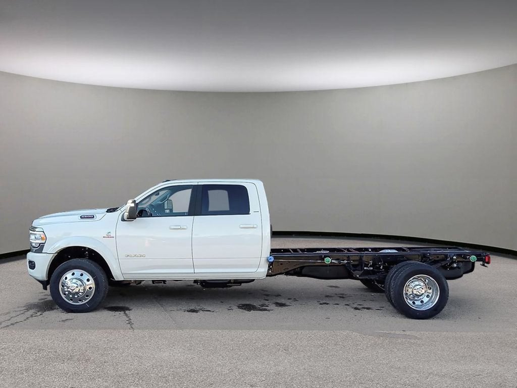 2024 Ram 5500 Chassis LARAMIE IN PEARL WHITE EQUIPPED WITH A 6.7L CUMMINS TURBO DIESEL , 4X4 , 6SPD AISIN HD AUTO , 19INCH RIMS , TANDEM TANKS, LARAMI-2
