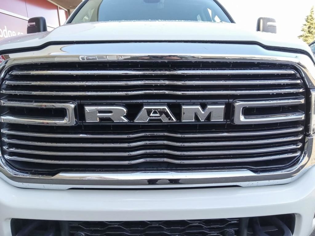 2024 Ram 5500 Chassis LARAMIE IN PEARL WHITE EQUIPPED WITH A 6.7L CUMMINS TURBO DIESEL I6 , 4X4 , 6SPD AISIN HD AUTO , 19INCH RIMS , TANDEM TANKS , LA-7