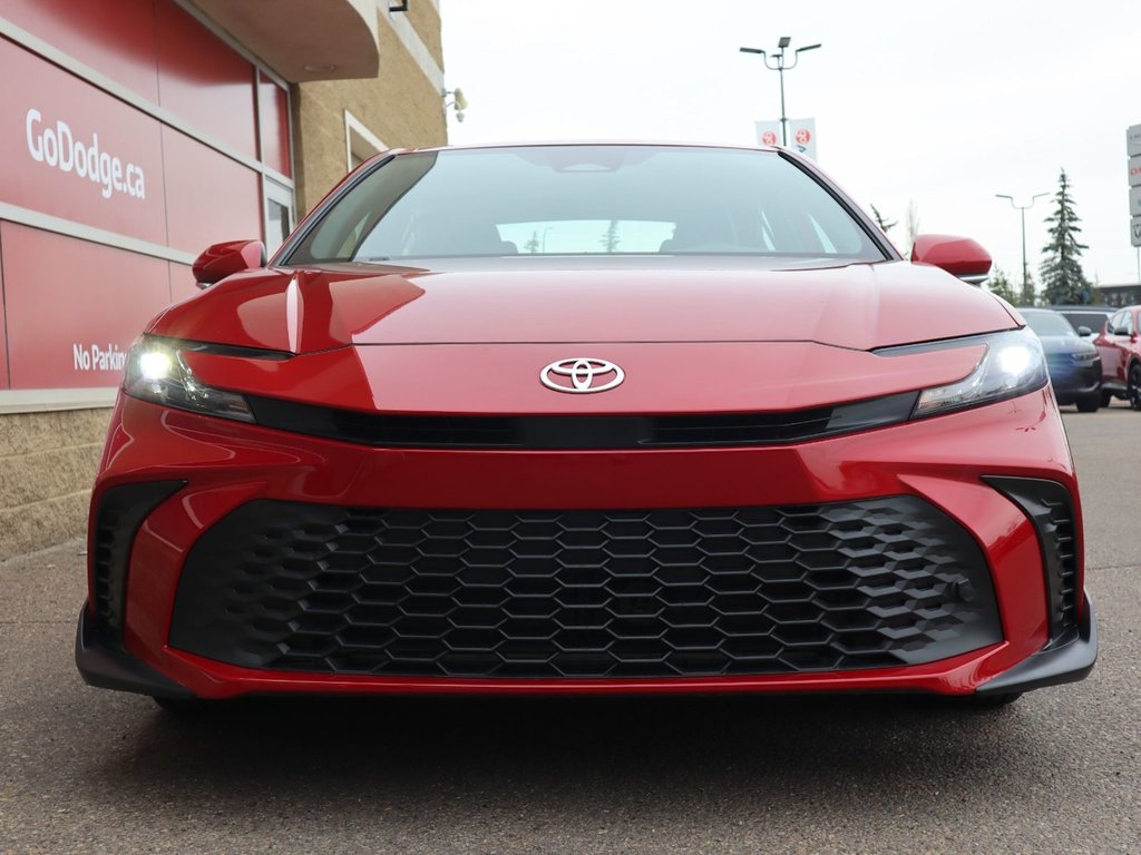 2025 Toyota Camry SE IN CHERRY RED EQUIPPED WITH A 2.5L HYBRID E4 ENGINE , FWD , CVT AUTO , SYNTHETIC LEATHER HEATED SEATS , DIGITAL DASH , BACKUP-1