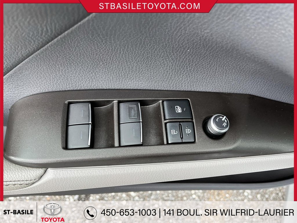 2021  Camry Hybrid XLE in Saint-Basile-Le-Grand, Quebec - 17 - w1024h768px