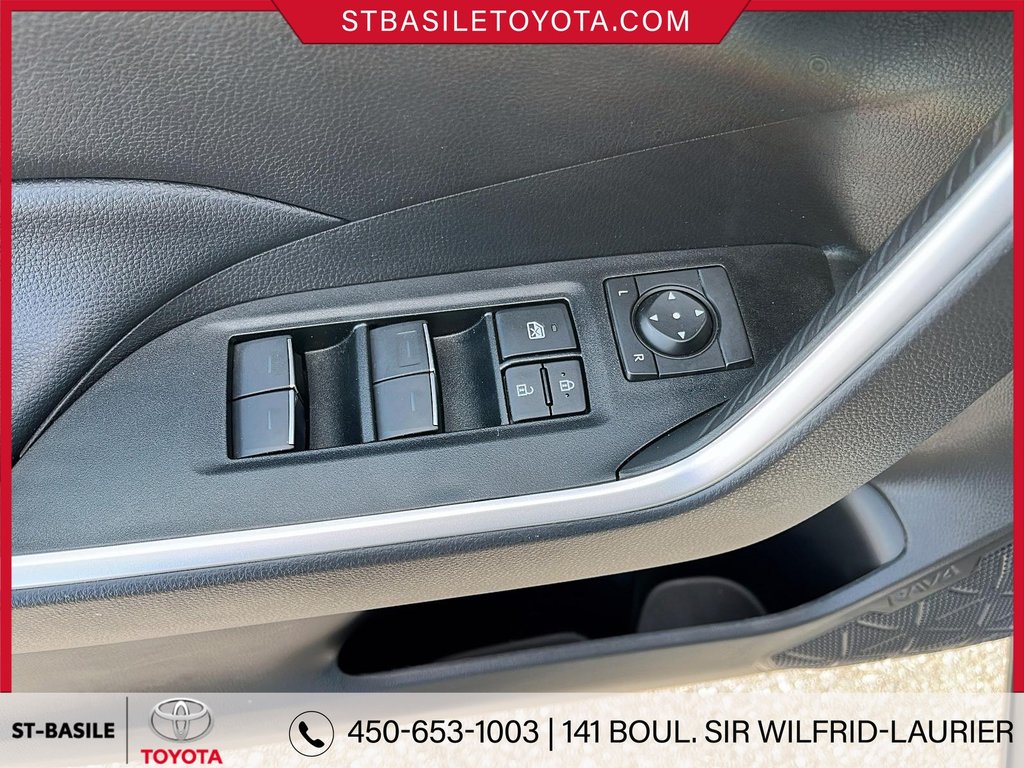 Toyota RAV4 Hybrid SE AWD CUIR MAGS TOIT BLUETOOTH CAMERA 2024 à Saint-Basile-Le-Grand, Québec - 17 - w1024h768px