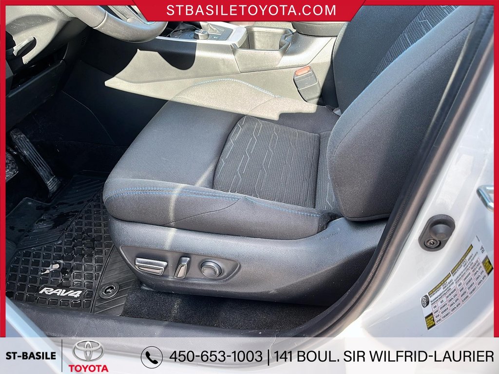 2024 Toyota RAV4 Hybrid SE AWD CUIR MAGS TOIT BLUETOOTH CAMERA in Saint-Basile-Le-Grand, Quebec - 14 - w1024h768px