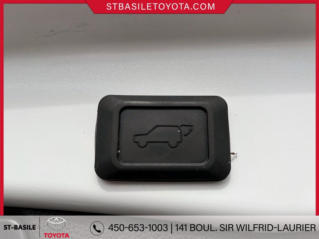 2023  RAV4 XLE AWD MAGS TOIT VOLANT/SIEGES CHAUFFA in Saint-Basile-Le-Grand, Quebec - 12 - w1024h768px