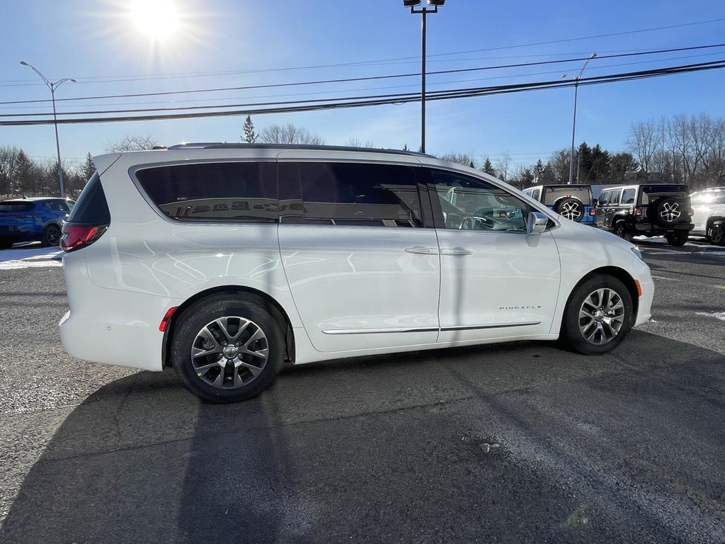 Chrysler Pacifica Hybrid Pinnacle 2024 à Saint-Basile-le-Grand, Québec - 4 - w1024h768px