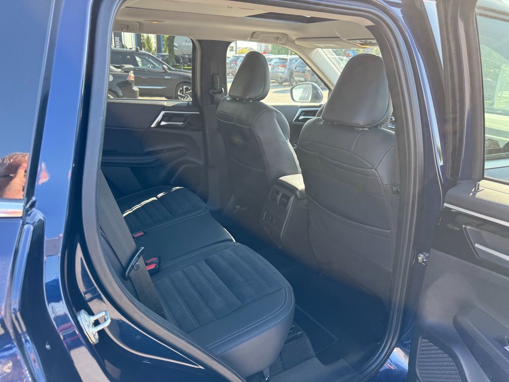 2024 Mitsubishi Outlander Plug-In Hybrid LE*CUIR/SUÈDE*ATTACHE REMORQUE in Saint-Eustache, Quebec - 5 - w1024h768px