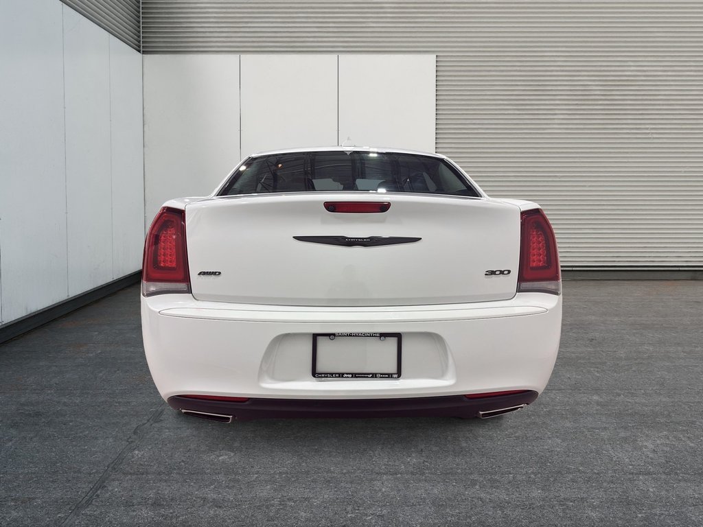 2023 Chrysler 300 Touring AWD in Saint-Hyacinthe, Quebec - 3 - w1024h768px