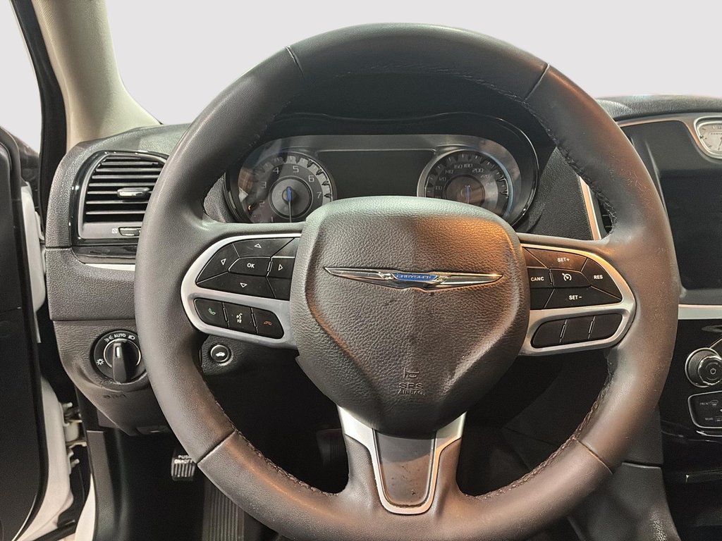2023 Chrysler 300 Touring AWD in Saint-Hyacinthe, Quebec - 11 - w1024h768px