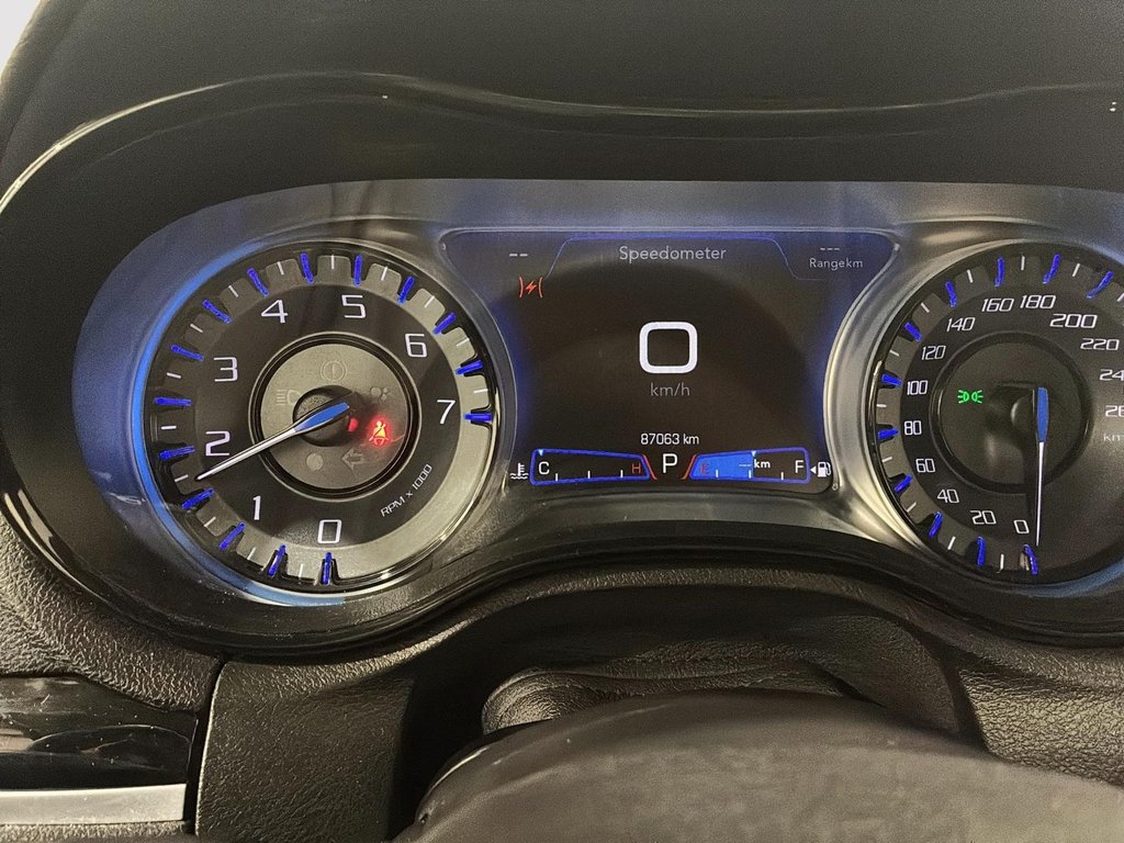 2023 Chrysler 300 Touring AWD in Saint-Hyacinthe, Quebec - 12 - w1024h768px