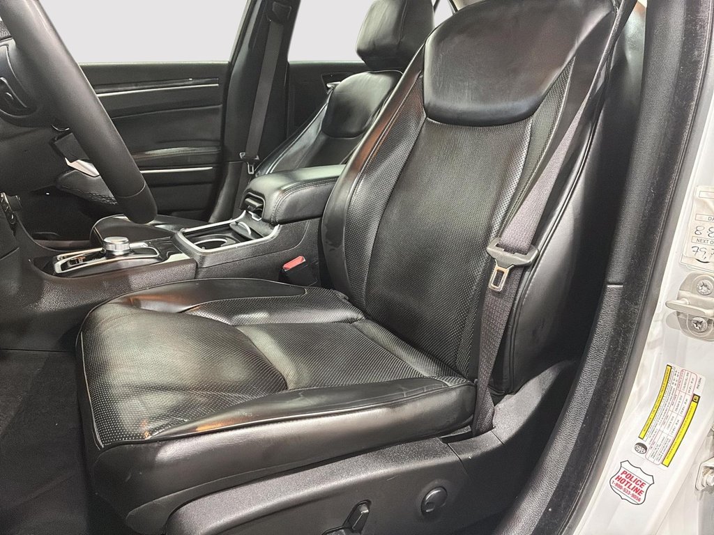 2023 Chrysler 300 Touring L in Saint-Hyacinthe, Quebec - 8 - w1024h768px