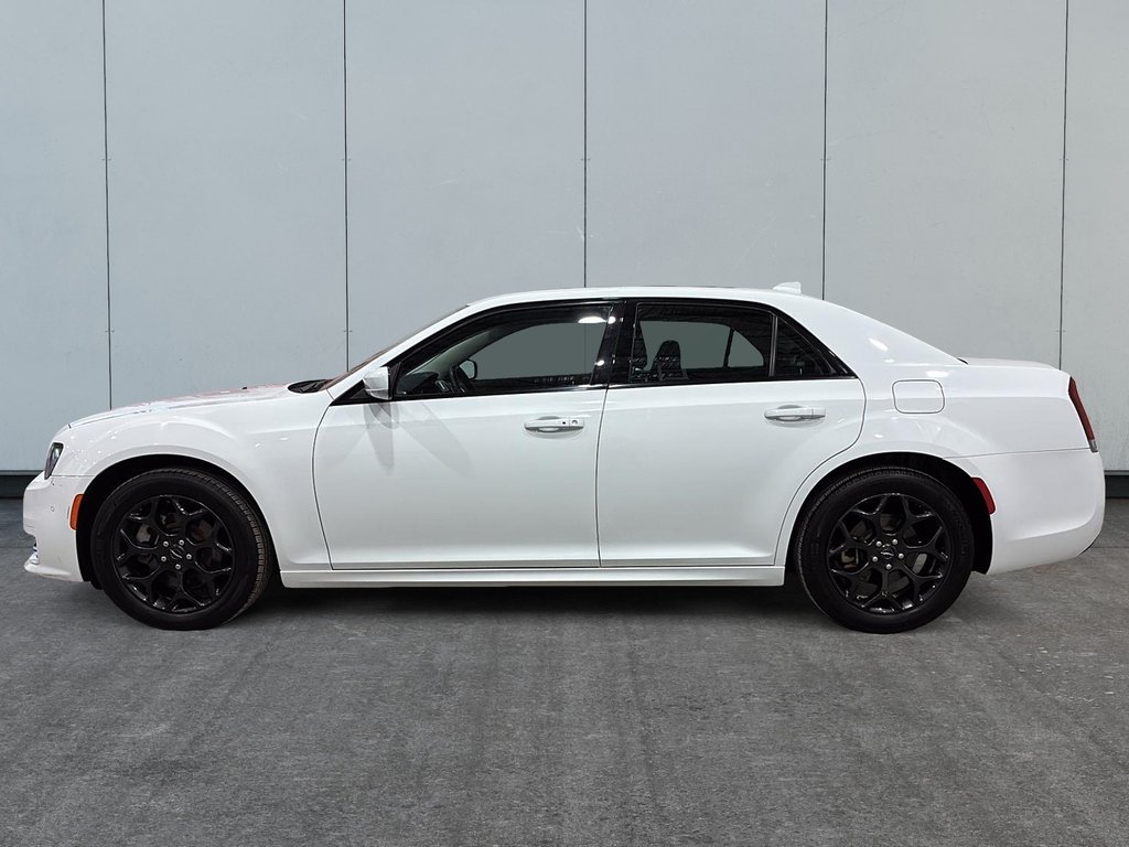 2023 Chrysler 300 Touring L in Saint-Hyacinthe, Quebec - 3 - w1024h768px