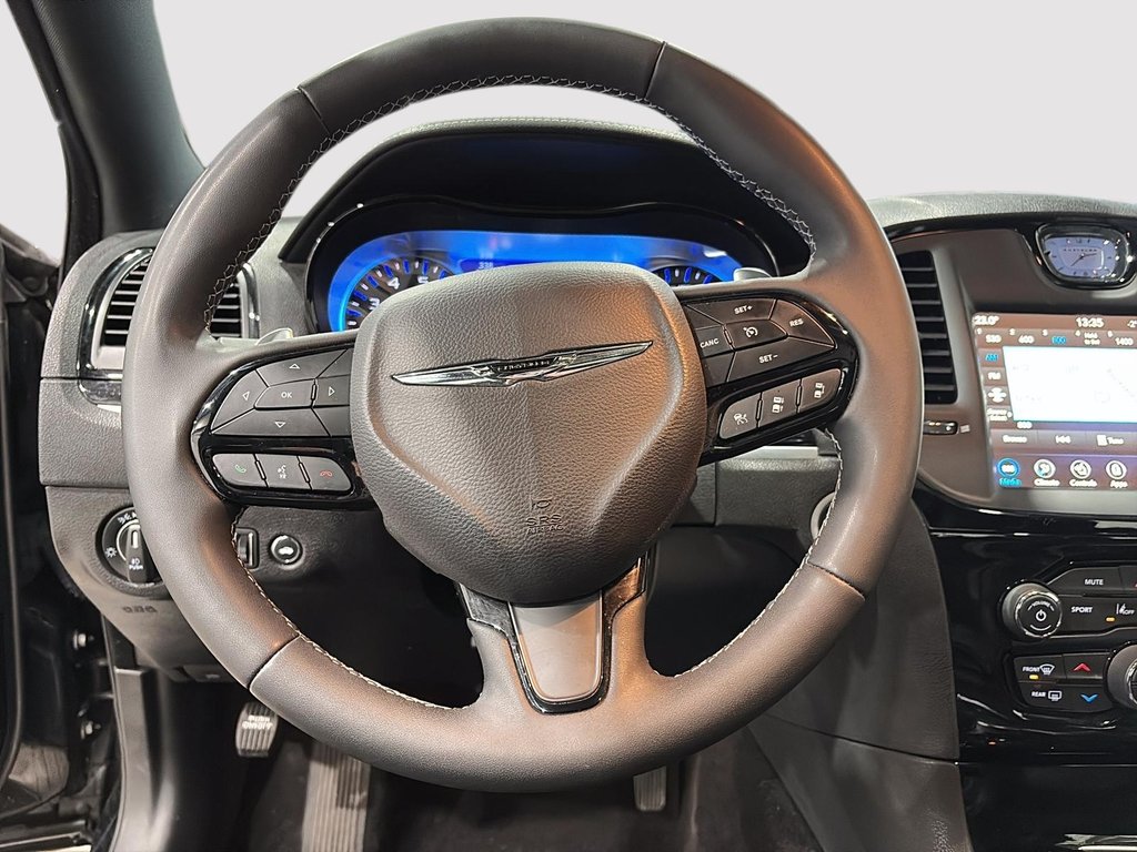 2023 Chrysler 300 S TOIT PANORAMIQUE 300S AWD in Saint-Hyacinthe, Quebec - 10 - w1024h768px