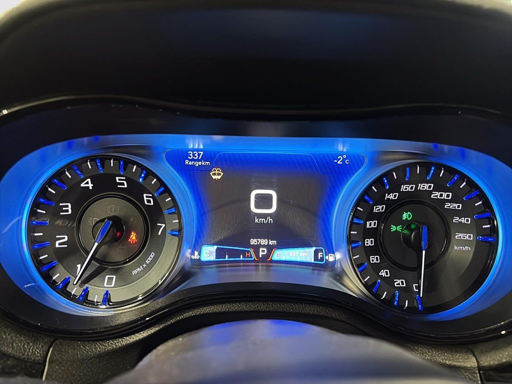 2023 Chrysler 300 S TOIT PANORAMIQUE 300S AWD in Saint-Hyacinthe, Quebec - 11 - w1024h768px