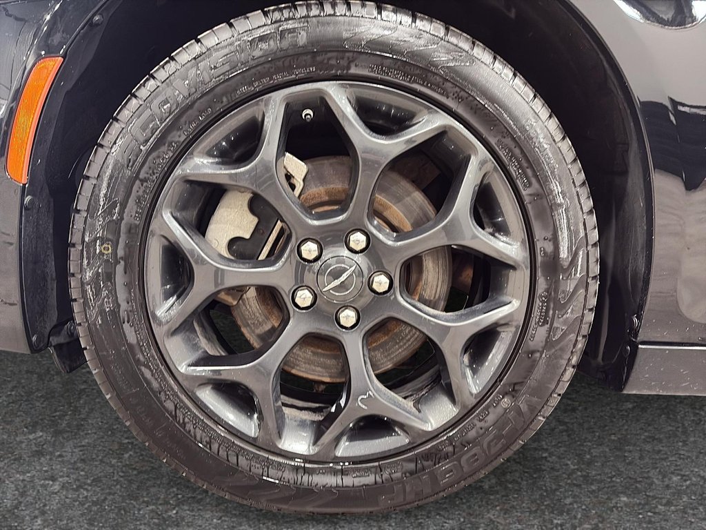 2023 Chrysler 300 S TOIT PANORAMIQUE 300S AWD in Saint-Hyacinthe, Quebec - 6 - w1024h768px