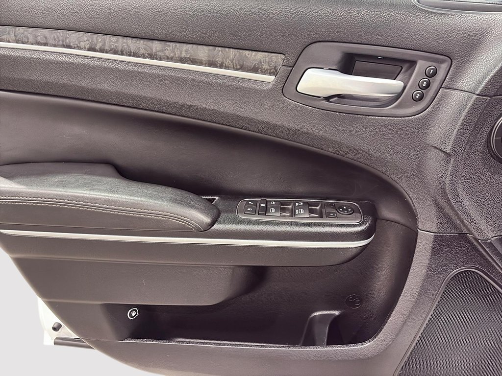 Chrysler 300 Touring L 2023 à Saint-Hyacinthe, Québec - 10 - w1024h768px