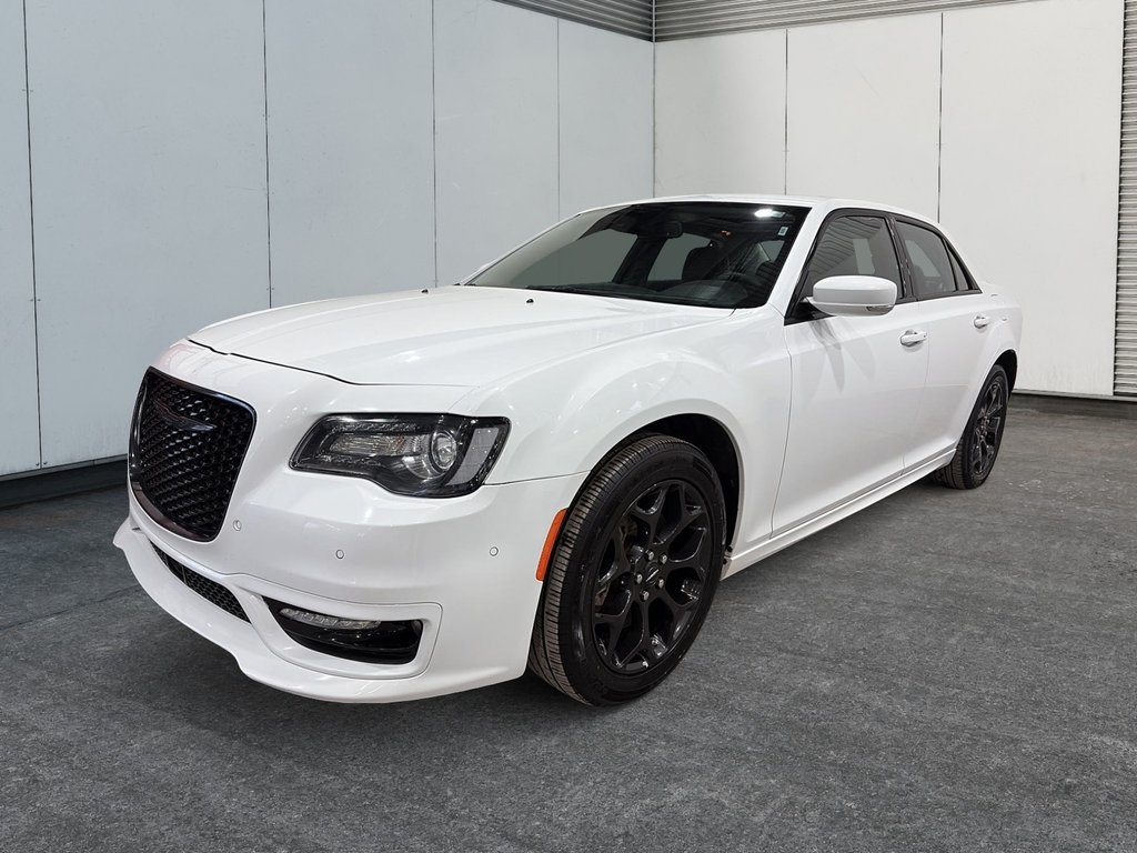 Chrysler 300 Touring L 2023 à Saint-Hyacinthe, Québec - 1 - w1024h768px