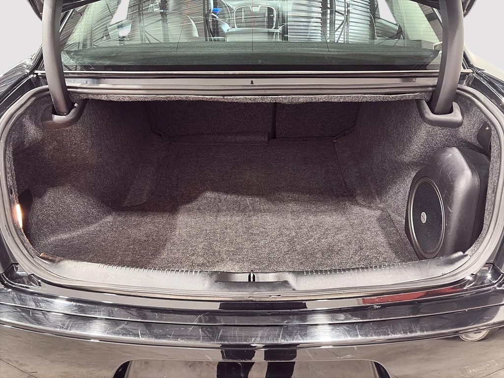 2023 Chrysler 300 Touring L in Saint-Hyacinthe, Quebec - 6 - w1024h768px