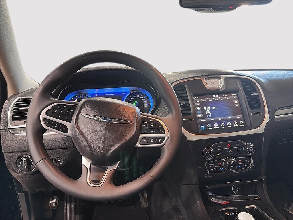2023 Chrysler 300 Touring L in Saint-Hyacinthe, Quebec - 9 - w1024h768px