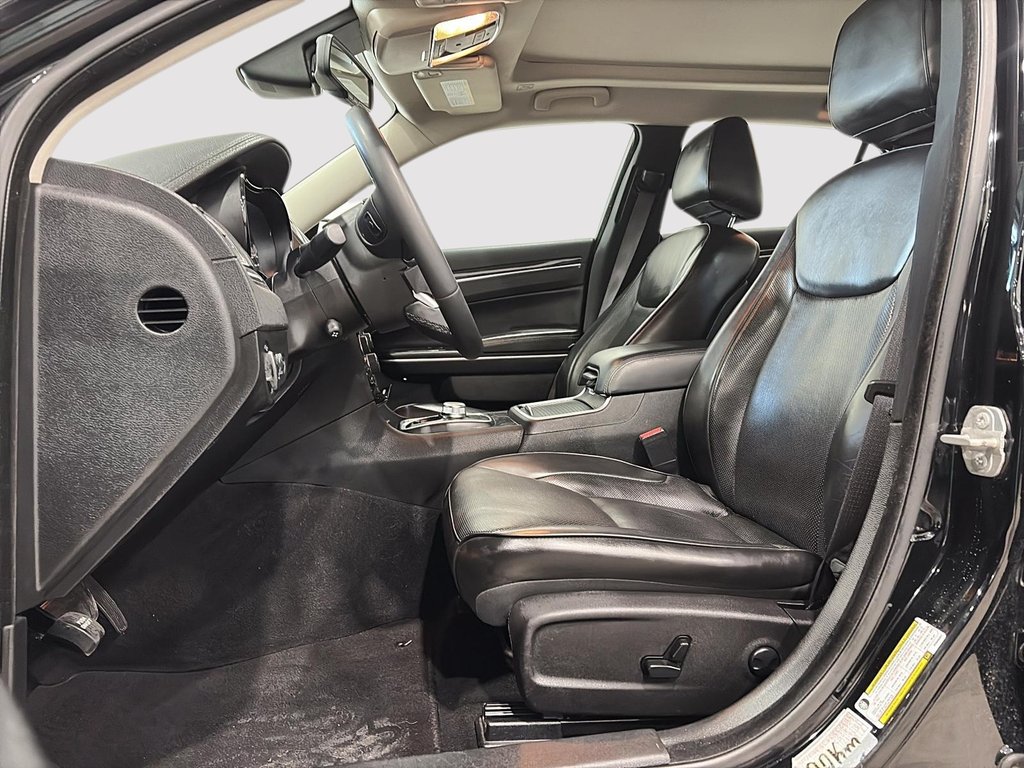 2023 Chrysler 300 Touring L in Saint-Hyacinthe, Quebec - 8 - w1024h768px