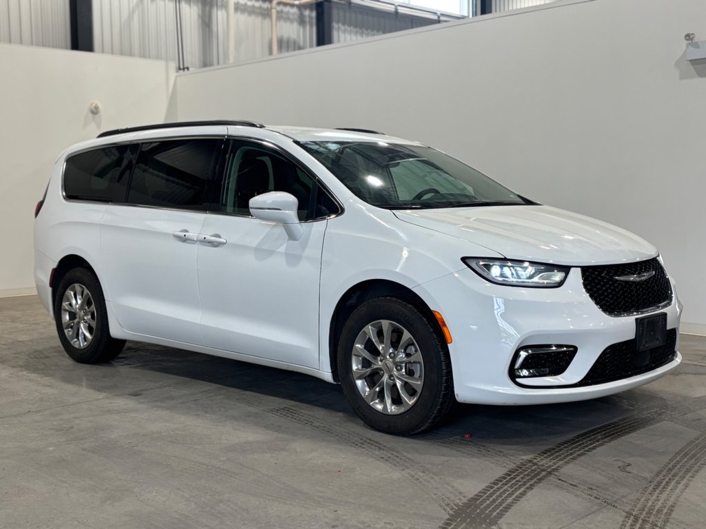 2021 Chrysler Grand Caravan SXT in Saint-Hyacinthe, Quebec - 2 - w1024h768px