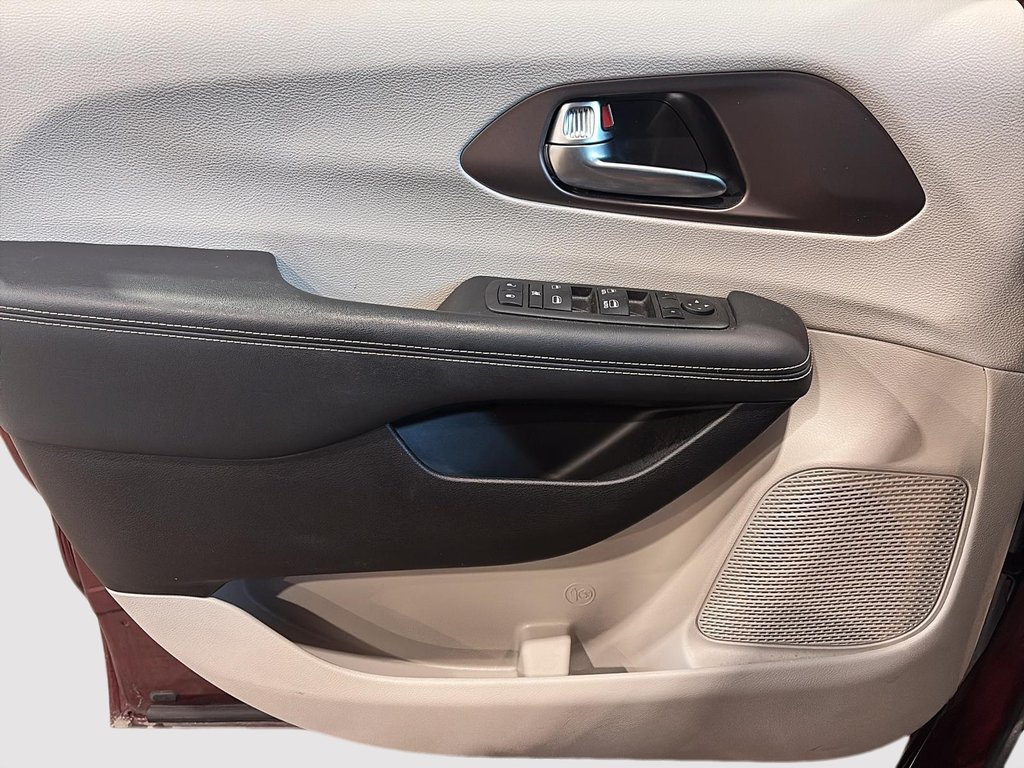 2022 Chrysler Grand Caravan SXT in Saint-Hyacinthe, Quebec - 10 - w1024h768px