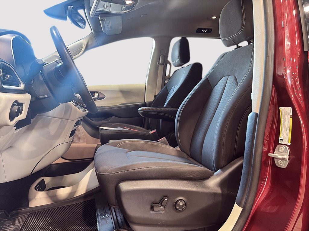 2022 Chrysler Grand Caravan SXT in Saint-Hyacinthe, Quebec - 8 - w1024h768px