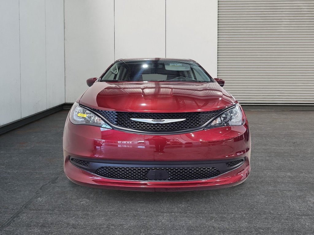 2022 Chrysler Grand Caravan SXT in Saint-Hyacinthe, Quebec - 2 - w1024h768px