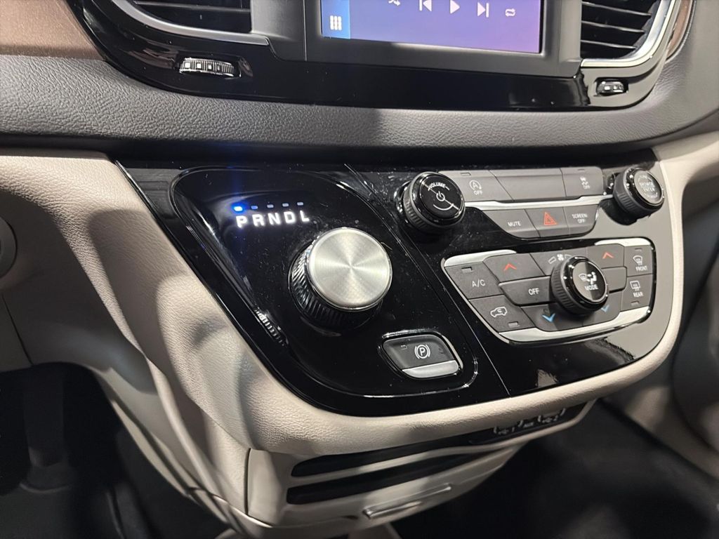 2024 Chrysler Grand Caravan SXT in Saint-Hyacinthe, Quebec - 12 - w1024h768px