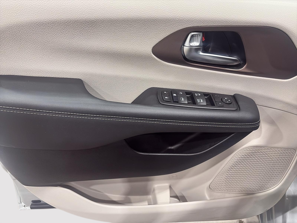 2024 Chrysler Grand Caravan SXT in Saint-Hyacinthe, Quebec - 8 - w1024h768px