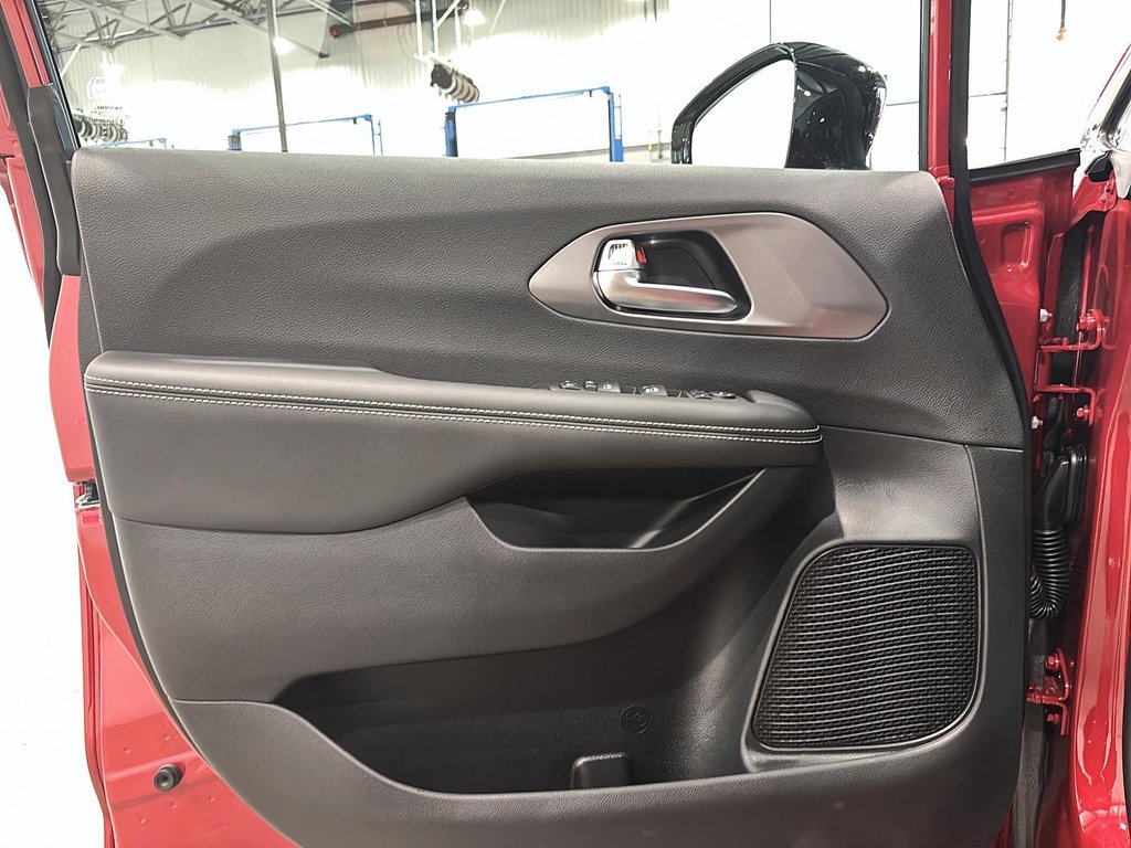 2025 Chrysler Grand Caravan SXT in Saint-Hyacinthe, Quebec - 9 - w1024h768px