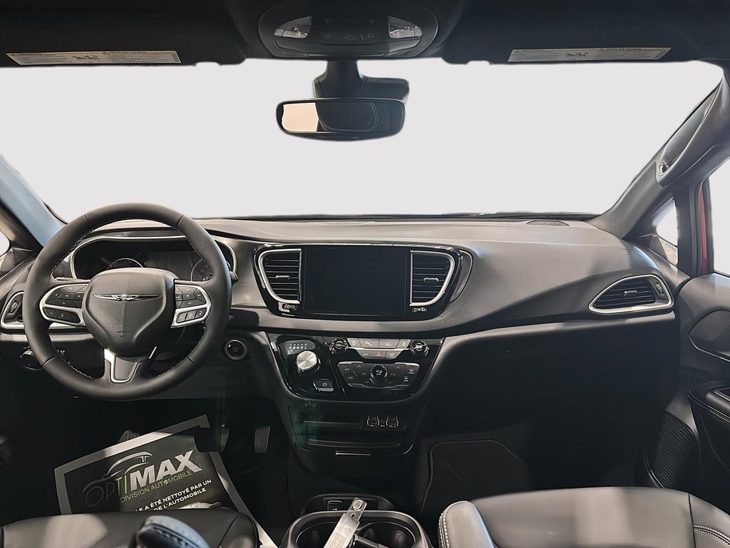 2025 Chrysler Grand Caravan SXT in Saint-Hyacinthe, Quebec - 8 - w1024h768px