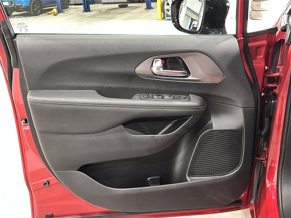 2025 Chrysler Grand Caravan SXT in Saint-Hyacinthe, Quebec - 8 - w1024h768px