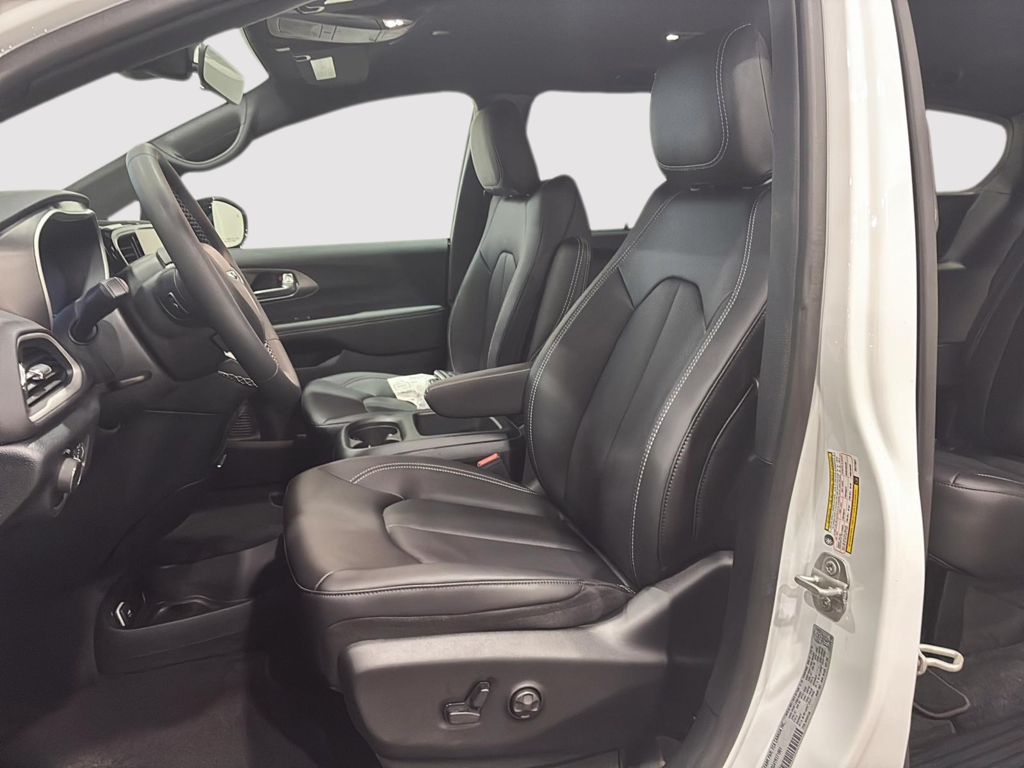 2026 Chrysler Grand Caravan SXT in Saint-Hyacinthe, Quebec - 14 - w1024h768px