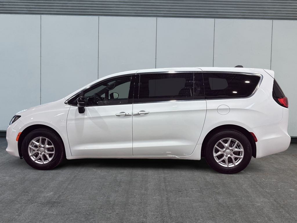 2026 Chrysler Grand Caravan SXT in Saint-Hyacinthe, Quebec - 5 - w1024h768px