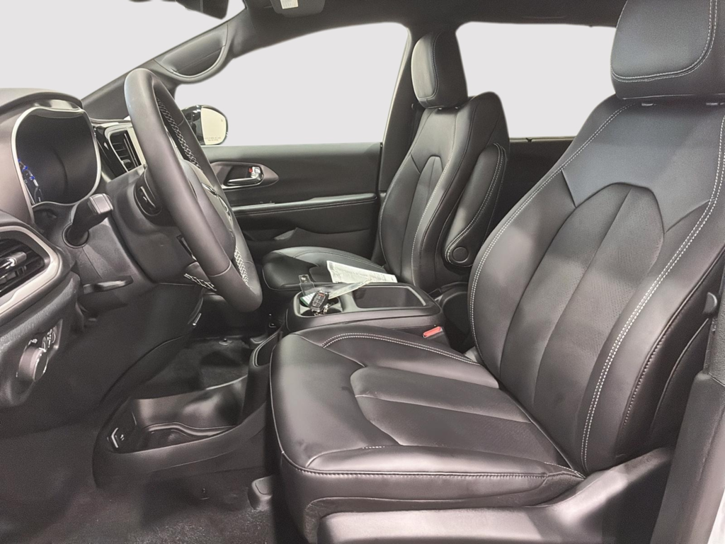 2026 Chrysler Grand Caravan SXT in Saint-Hyacinthe, Quebec - 13 - w1024h768px