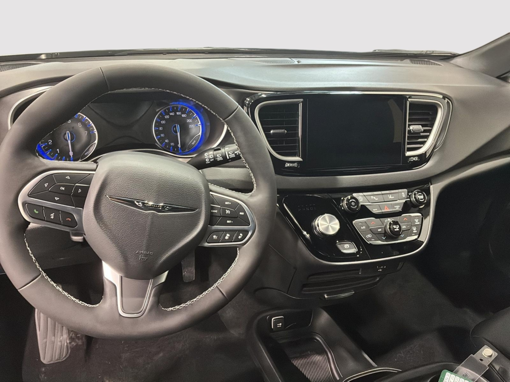 2026 Chrysler Grand Caravan SXT in Saint-Hyacinthe, Quebec - 7 - w1024h768px