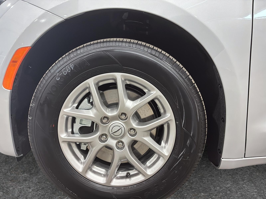 2026 Chrysler Grand Caravan SXT in Saint-Hyacinthe, Quebec - 10 - w1024h768px