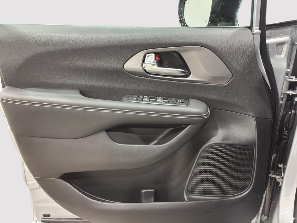 2026 Chrysler Grand Caravan SXT in Saint-Hyacinthe, Quebec - 8 - w1024h768px