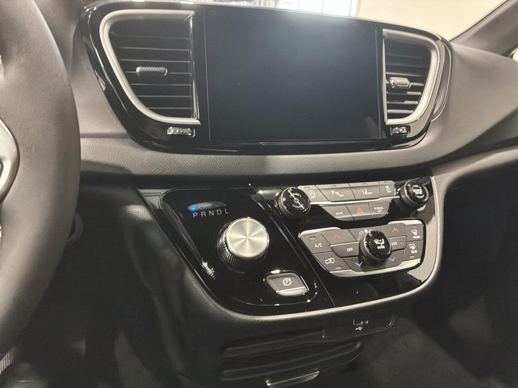 2026 Chrysler Grand Caravan SXT in Saint-Hyacinthe, Quebec - 12 - w1024h768px