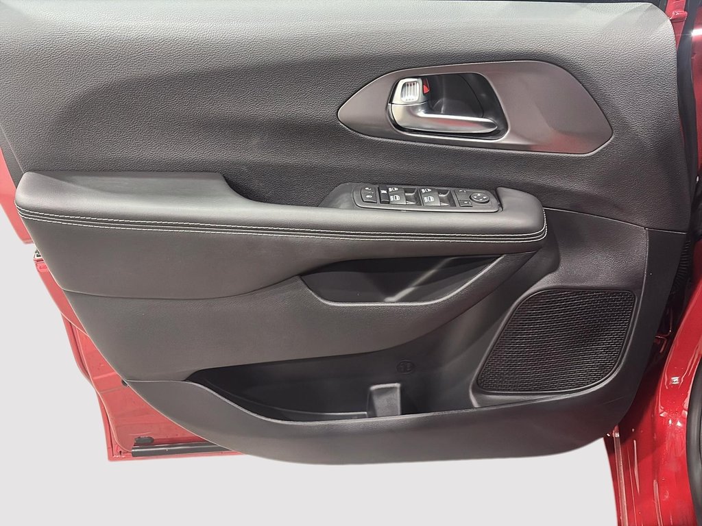 2026 Chrysler Grand Caravan SXT in Saint-Hyacinthe, Quebec - 10 - w1024h768px