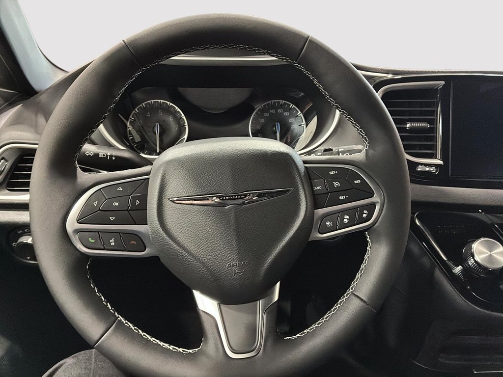 2026 Chrysler Grand Caravan SXT in Saint-Hyacinthe, Quebec - 11 - w1024h768px