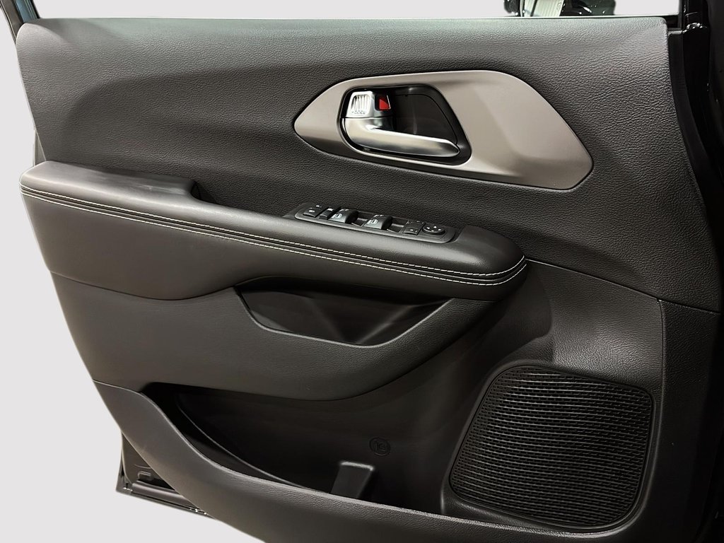 2026 Chrysler Grand Caravan SXT in Saint-Hyacinthe, Quebec - 10 - w1024h768px