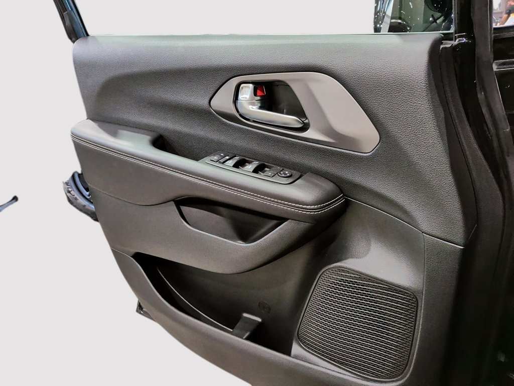 2026 Chrysler Grand Caravan SXT in Saint-Hyacinthe, Quebec - 10 - w1024h768px