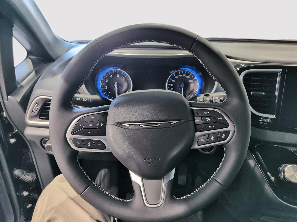 2027 Chrysler Grand Caravan SXT in Saint-Hyacinthe, Quebec - 11 - w1024h768px