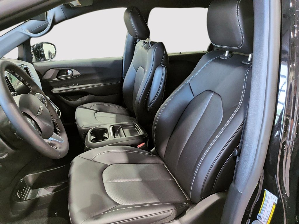 2027 Chrysler Grand Caravan SXT in Saint-Hyacinthe, Quebec - 8 - w1024h768px