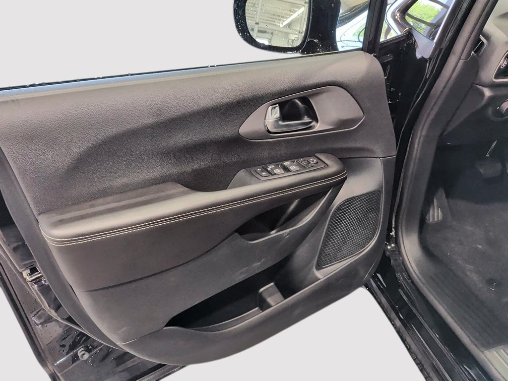 2027 Chrysler Grand Caravan SXT in Saint-Hyacinthe, Quebec - 10 - w1024h768px